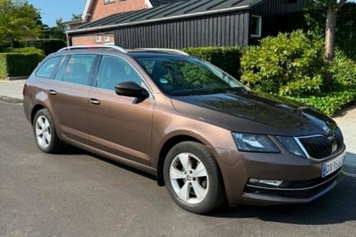 Brun Skoda Octavia fra 2020