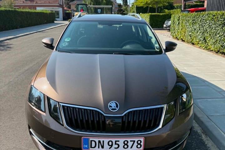 Brun Skoda Octavia fra 2020