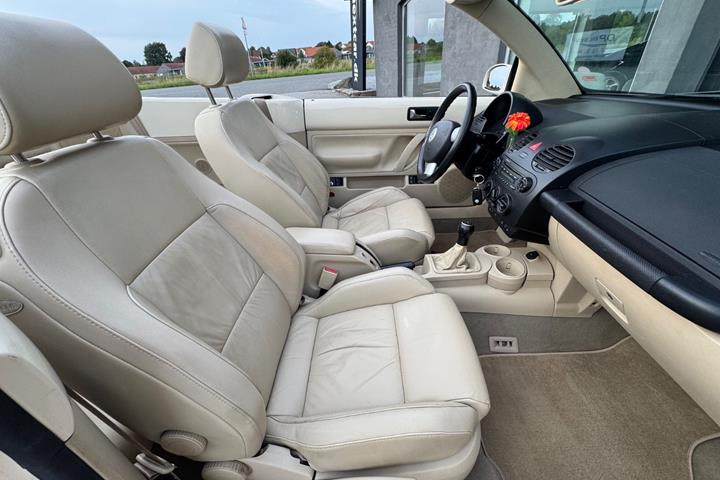 Beige VW New Beetle fra 2004