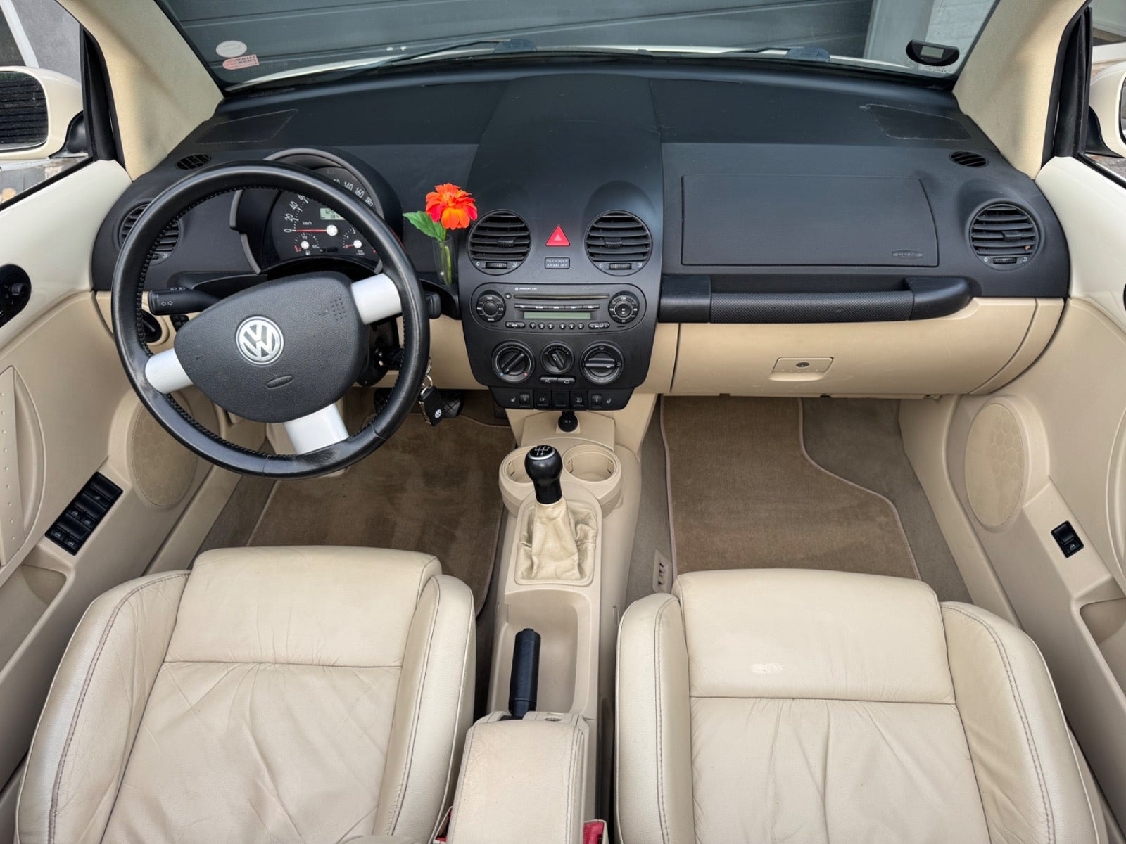 Beige VW New Beetle fra 2004