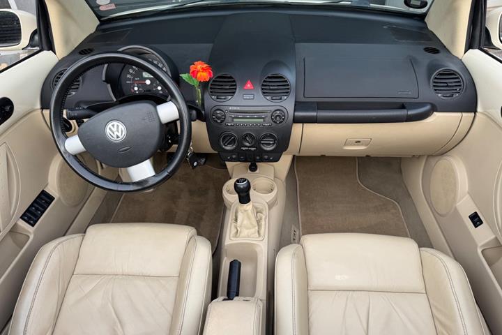 Beige VW New Beetle fra 2004