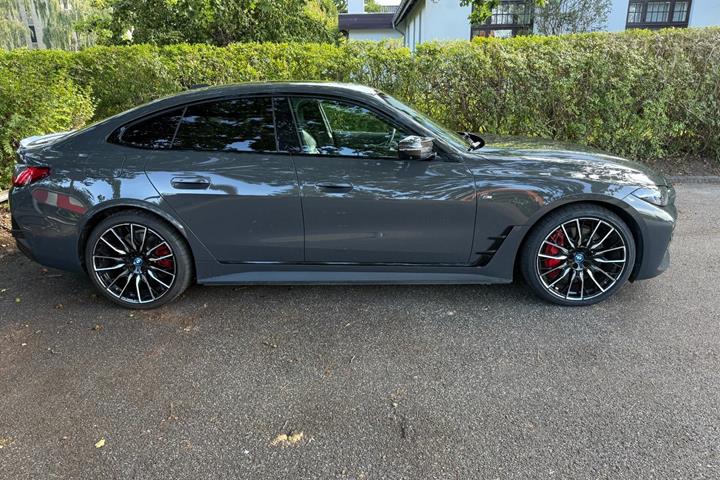 Grå BMW i4 fra 2021