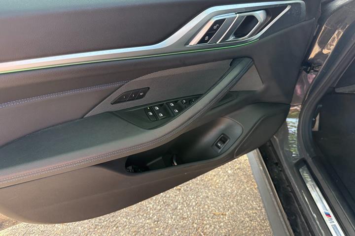 Grå BMW i4 fra 2021