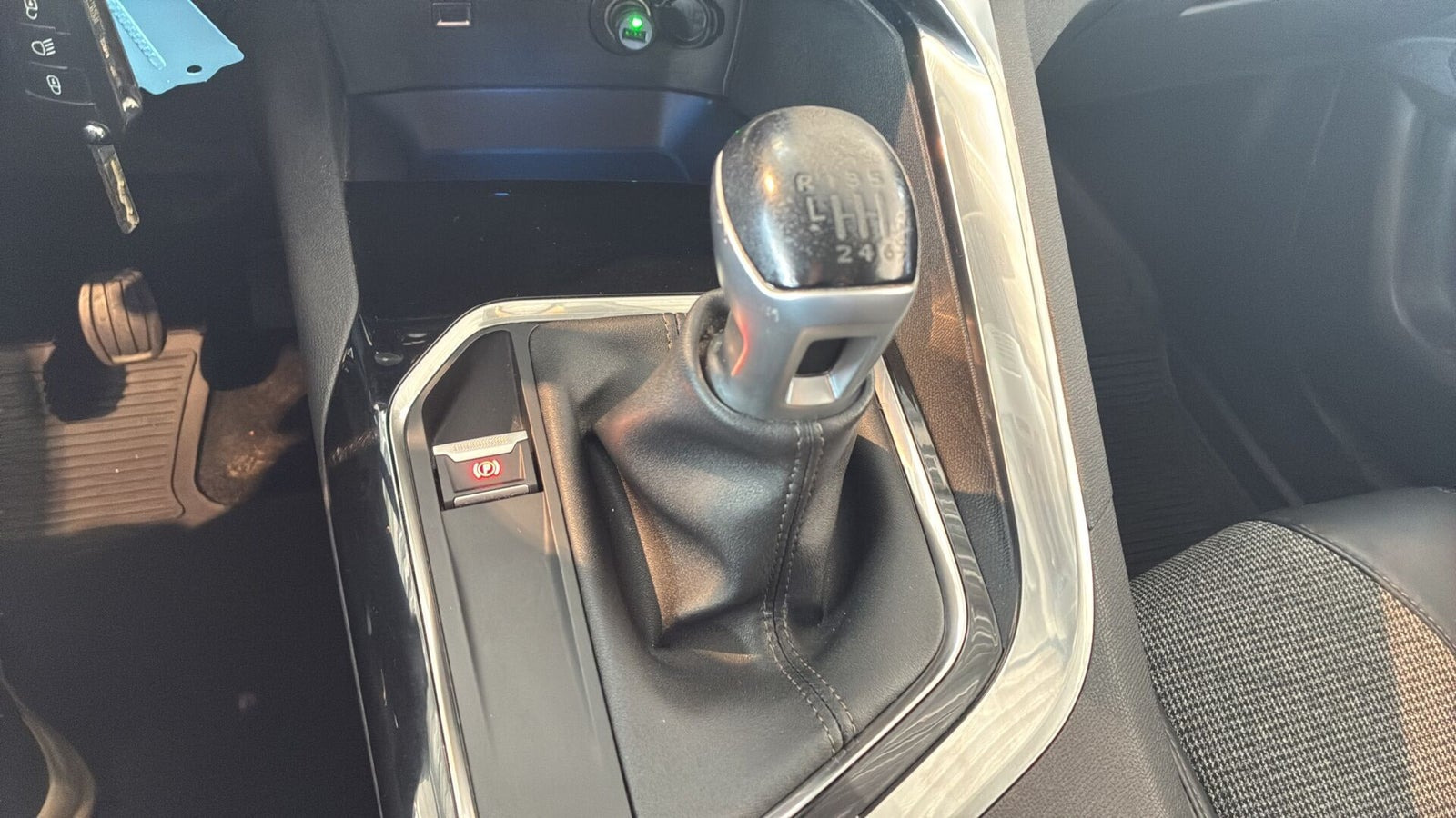 Rød Peugeot 3008 fra 2017