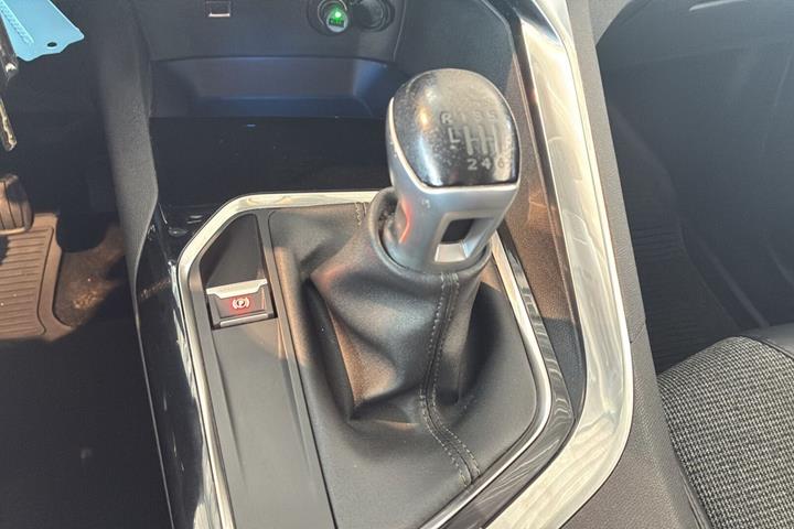 Rød Peugeot 3008 fra 2017