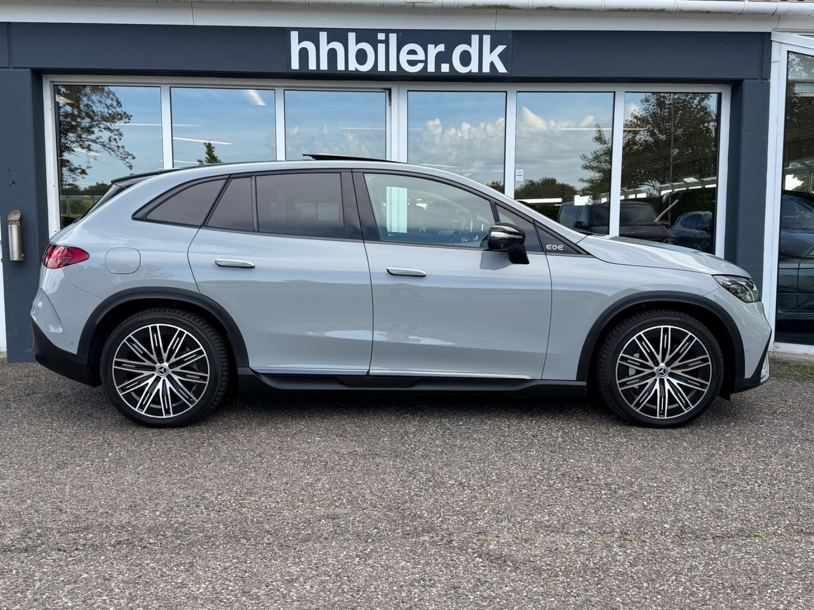 Grå Mercedes EQE350 SUV fra 2023
