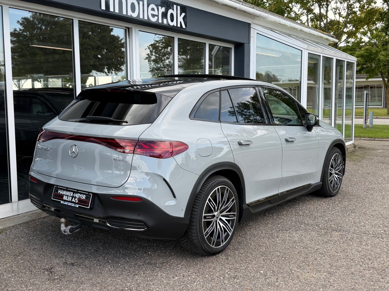 Grå Mercedes EQE350 SUV fra 2023