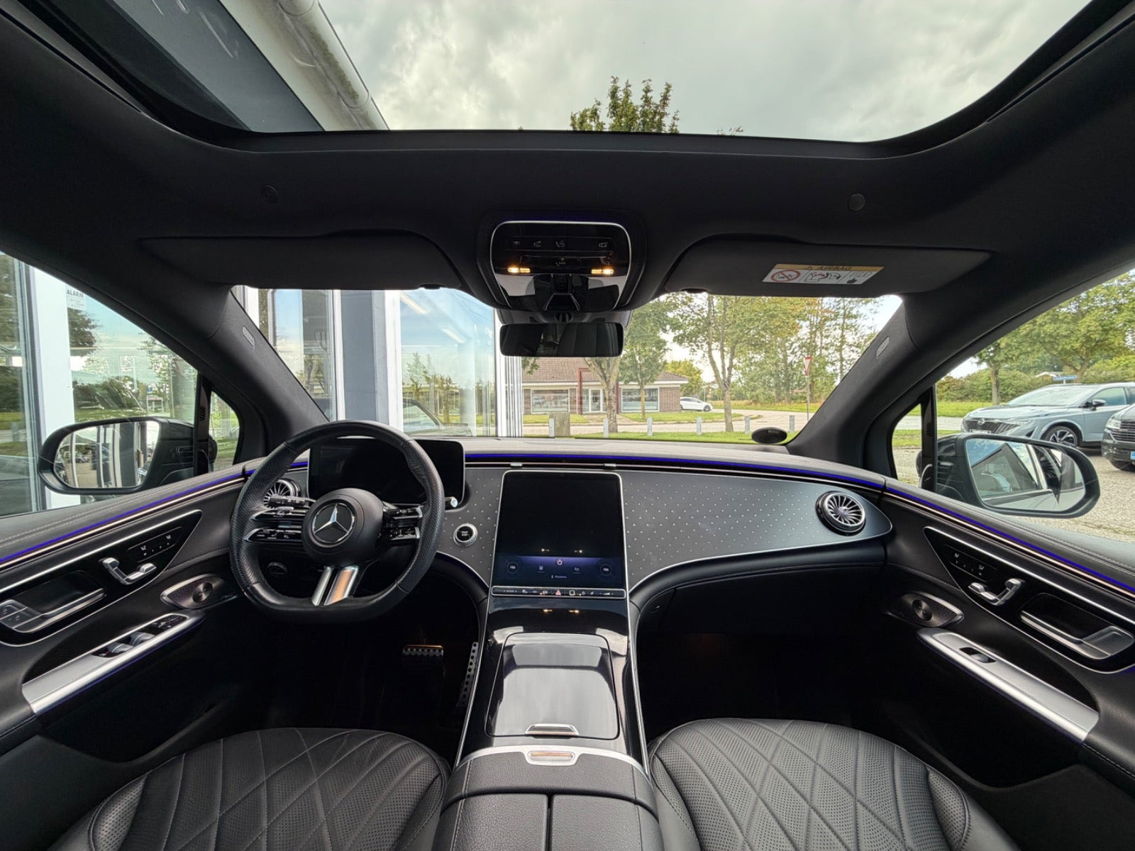Grå Mercedes EQE350 SUV fra 2023