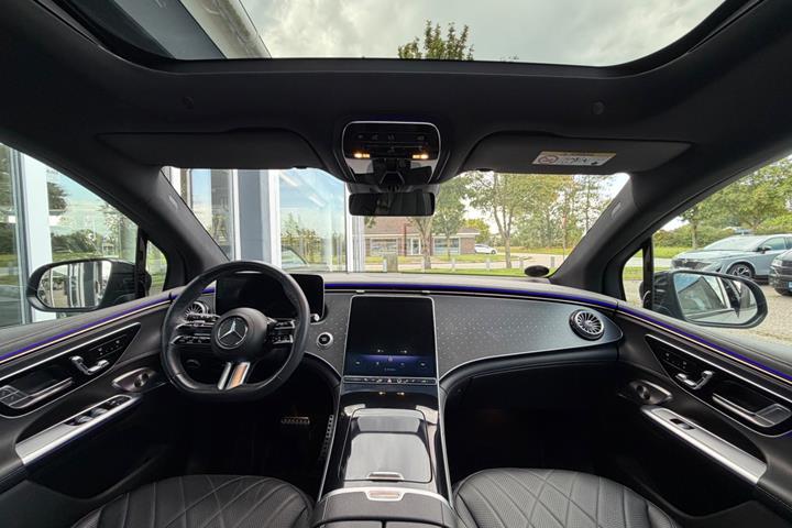 Grå Mercedes EQE350 SUV fra 2023