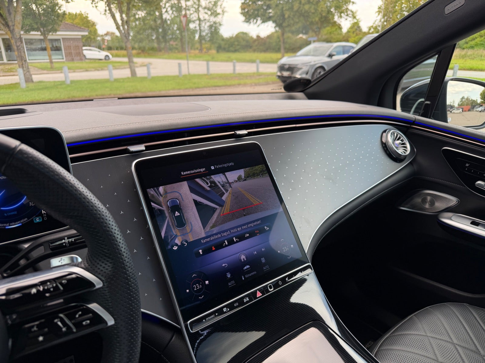 Grå Mercedes EQE350 SUV fra 2023