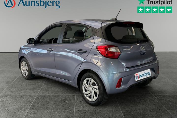 Blå Hyundai i10 fra 2024