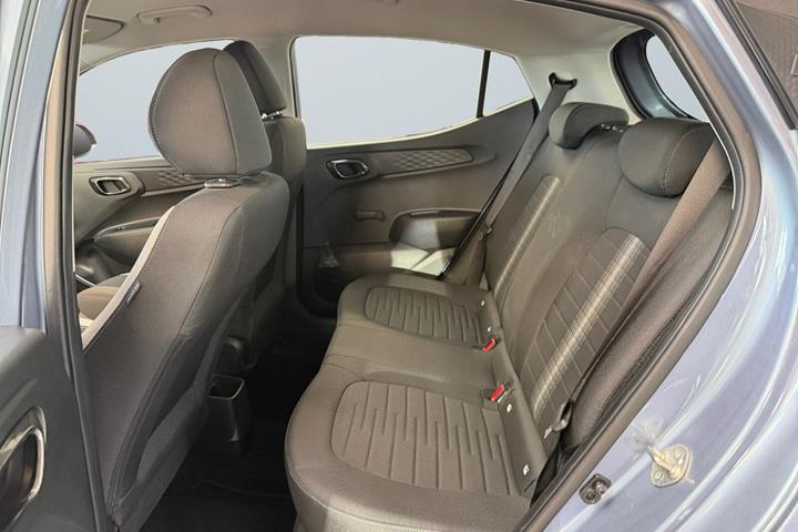 Blå Hyundai i10 fra 2024