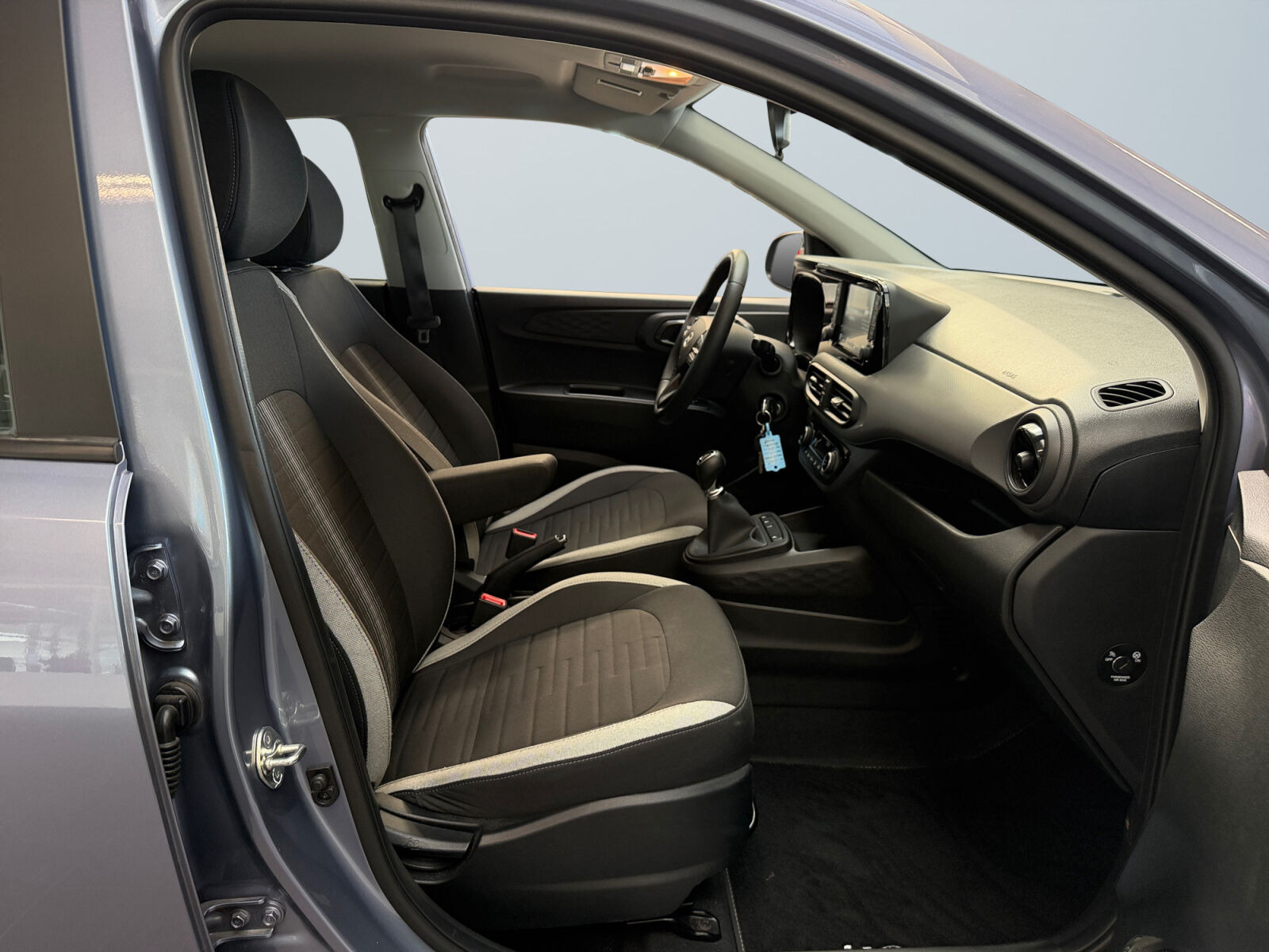 Blå Hyundai i10 fra 2024