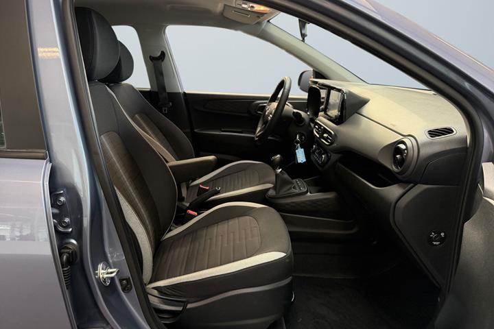 Blå Hyundai i10 fra 2024