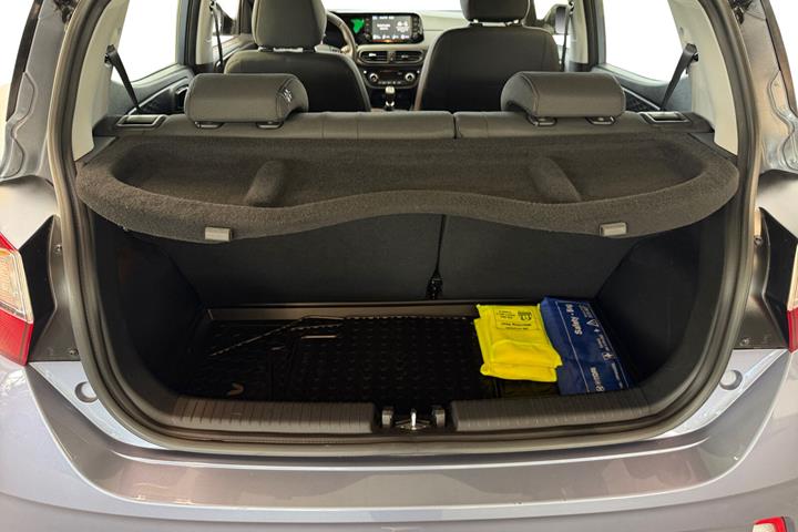 Blå Hyundai i10 fra 2024