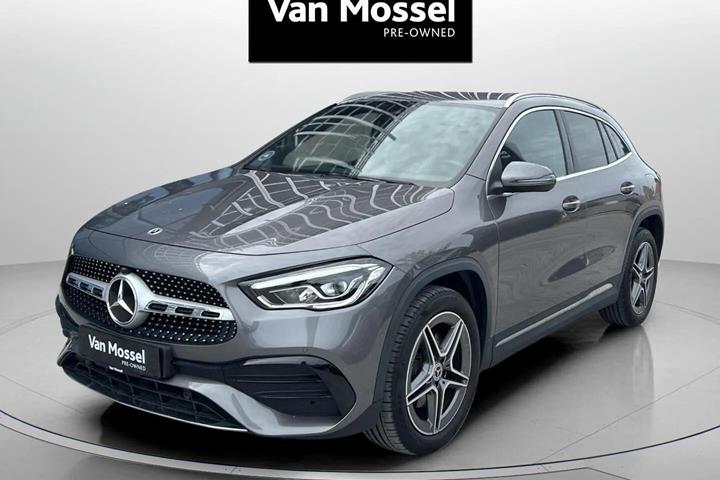 Grå Mercedes GLA250 e fra 2022 set udefra