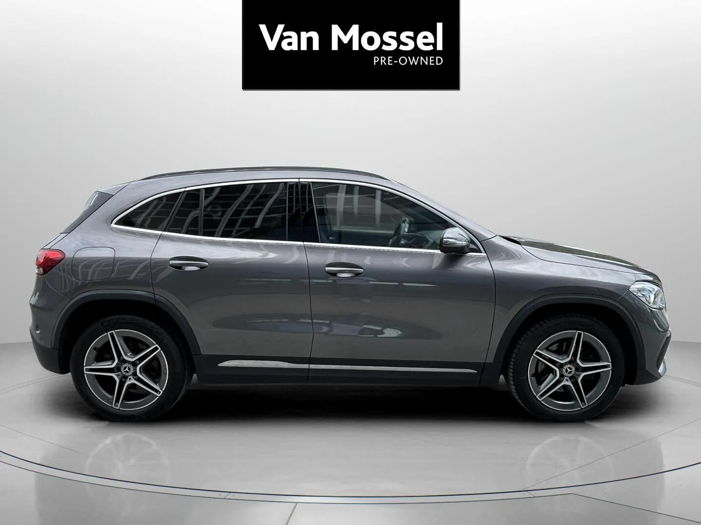 Grå Mercedes GLA250 e fra 2022