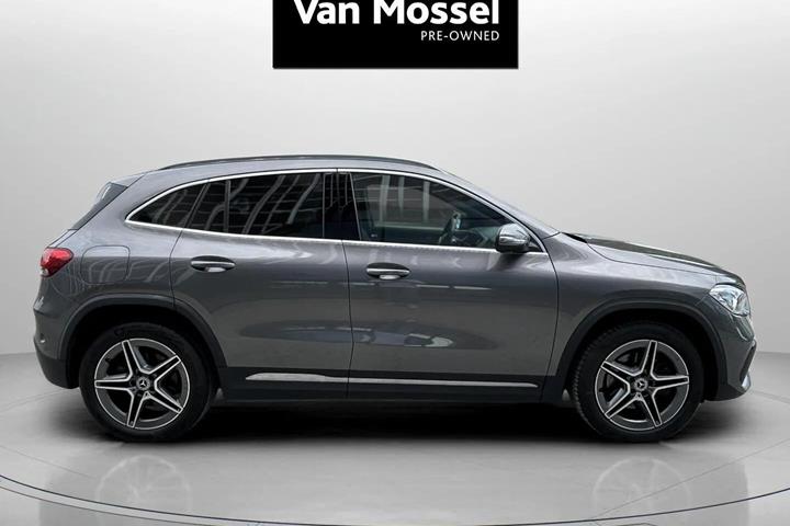 Grå Mercedes GLA250 e fra 2022