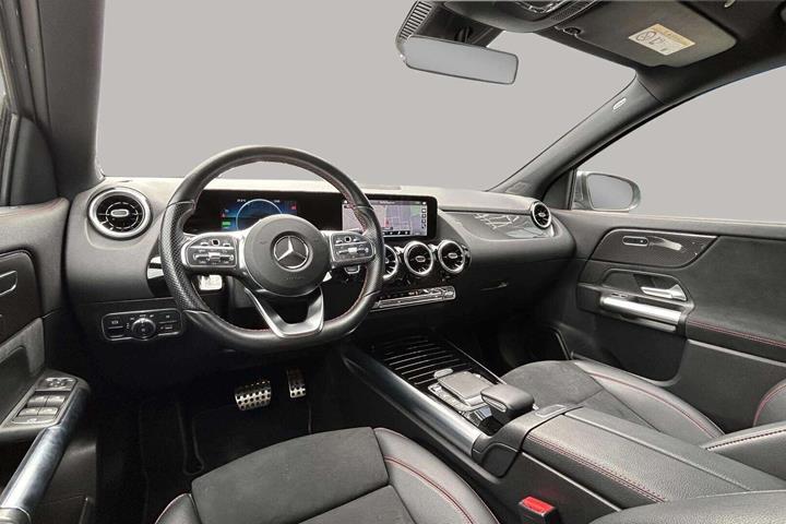 Grå Mercedes GLA250 e fra 2022