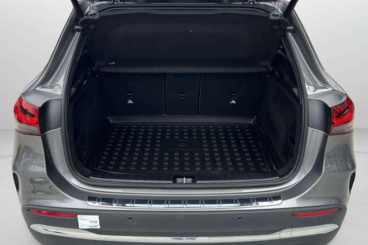 Grå Mercedes GLA250 e fra 2022