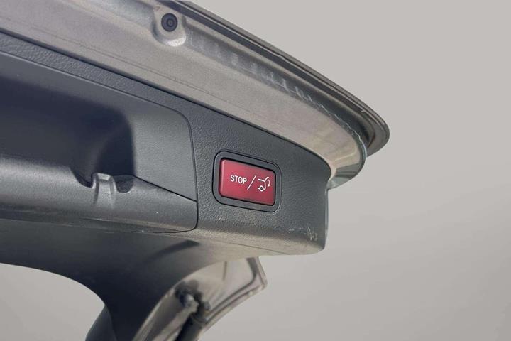 Grå Mercedes GLA250 e fra 2022