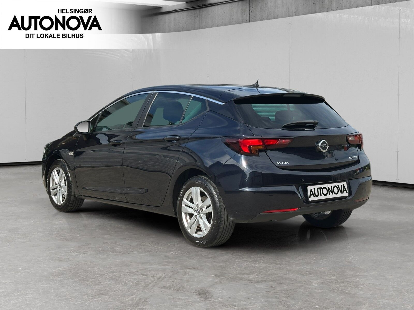 Blå Opel Astra fra 2019