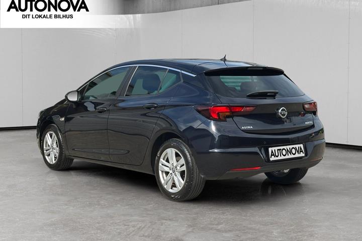Blå Opel Astra fra 2019