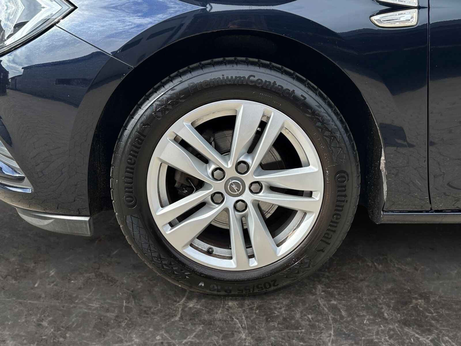 Blå Opel Astra fra 2019