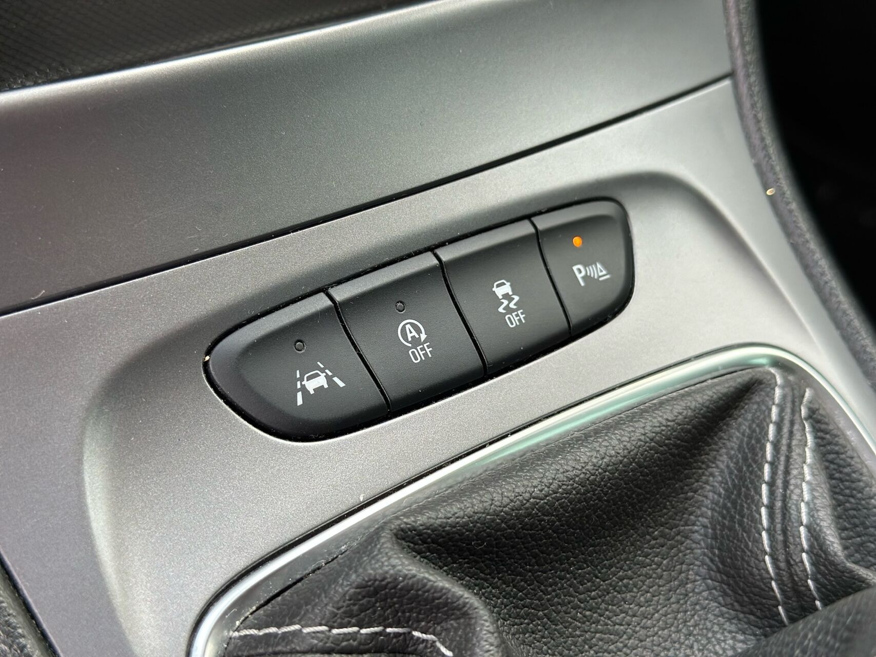 Blå Opel Astra fra 2019