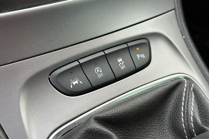 Blå Opel Astra fra 2019