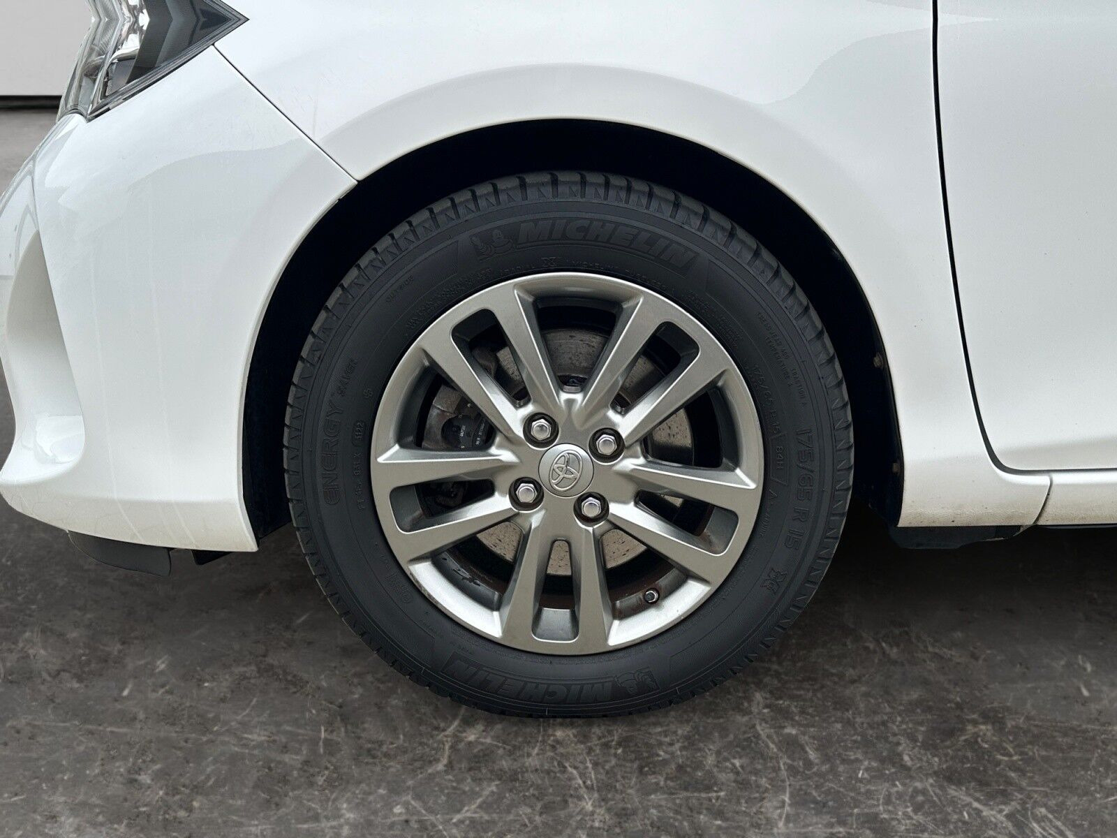 Hvid Toyota Yaris fra 2016