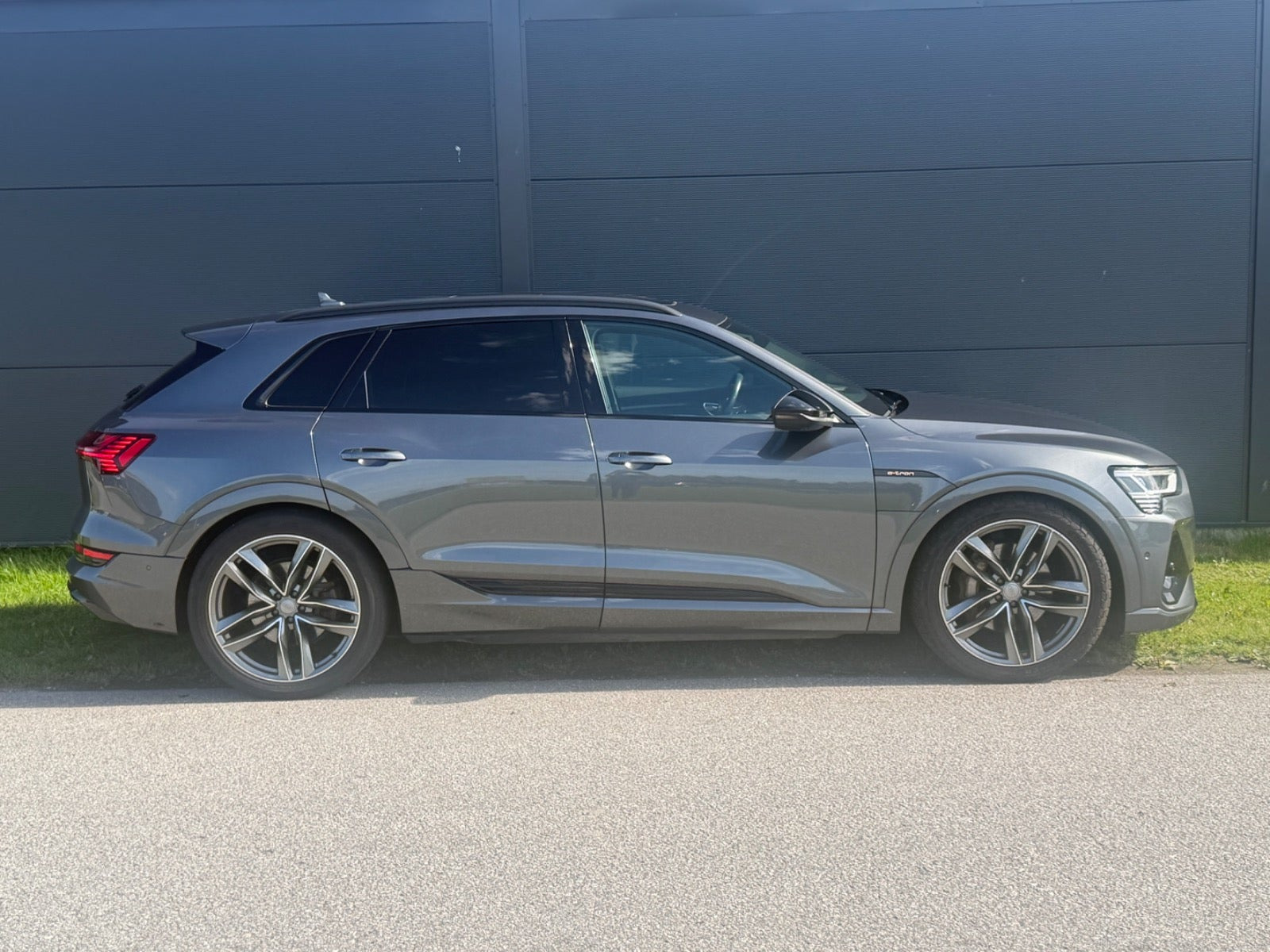 Sort Audi e-tron fra 2021