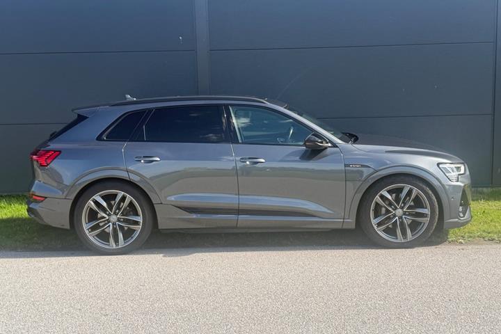 Sort Audi e-tron fra 2021