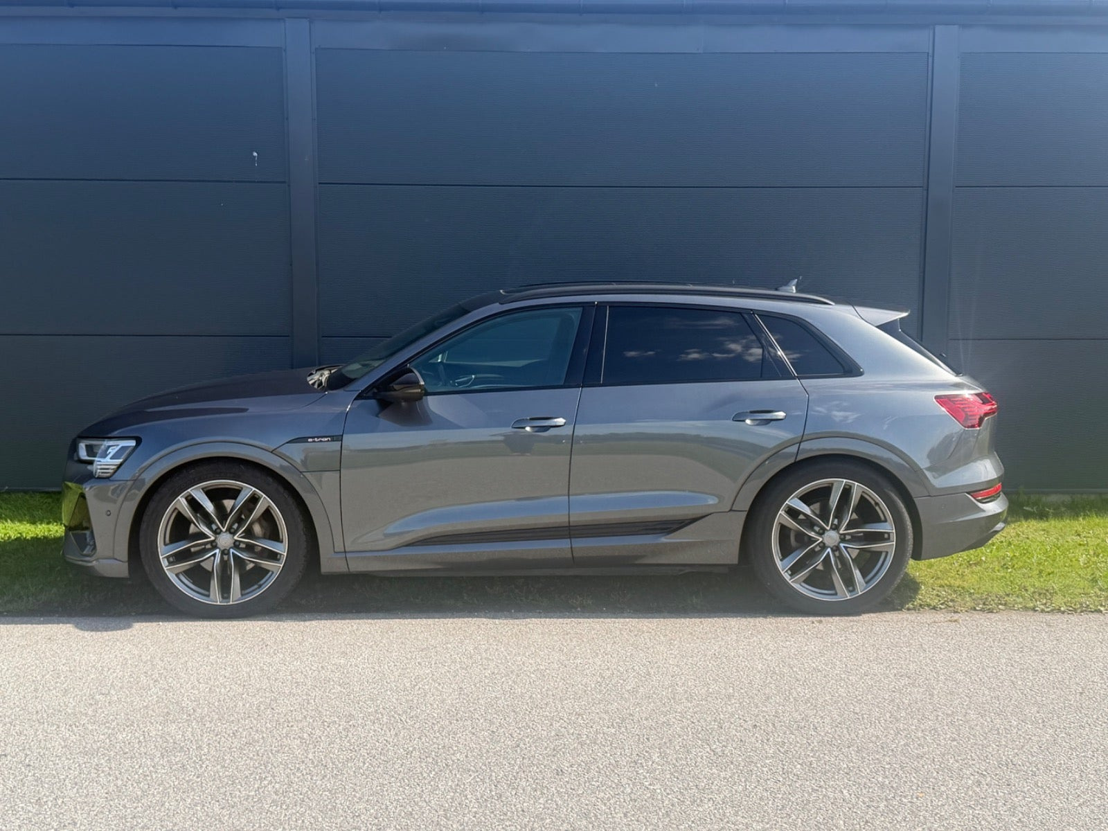 Sort Audi e-tron fra 2021