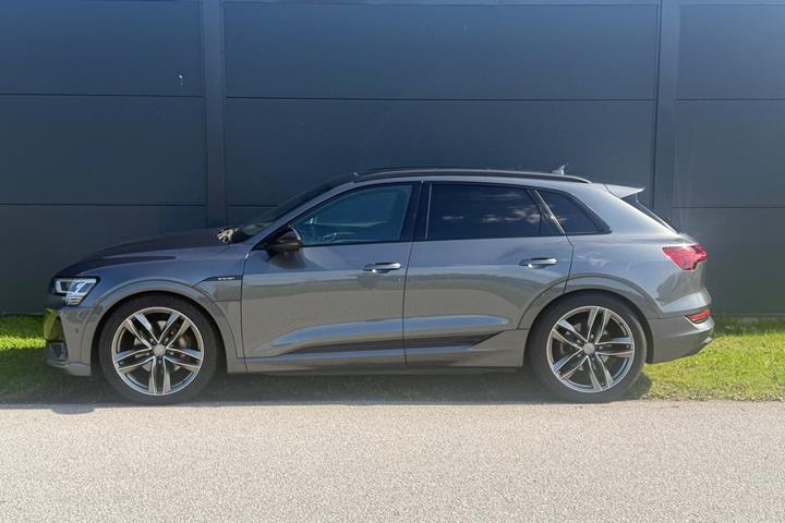 Sort Audi e-tron fra 2021