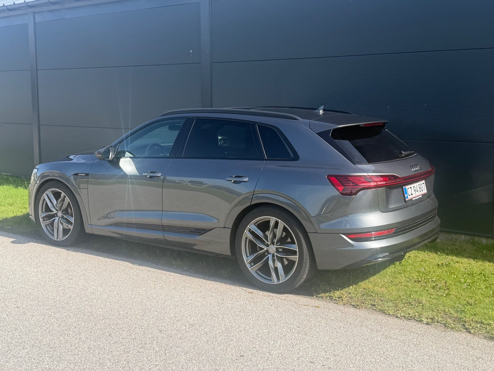 Sort Audi e-tron fra 2021