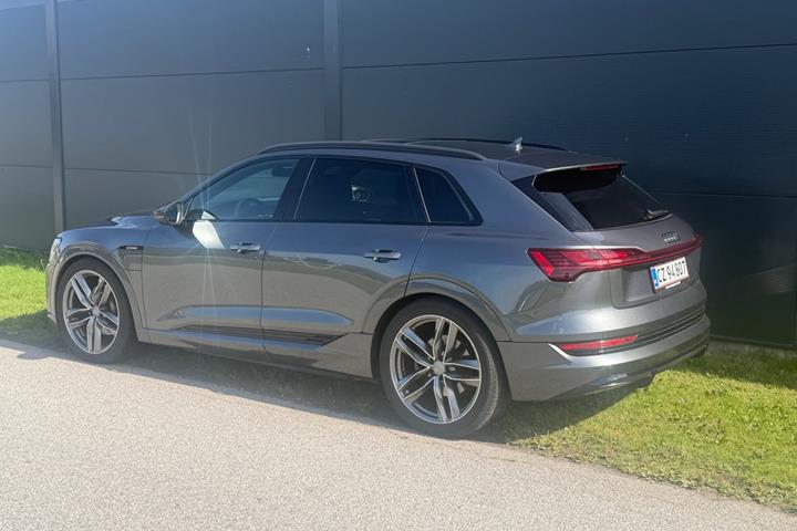 Sort Audi e-tron fra 2021