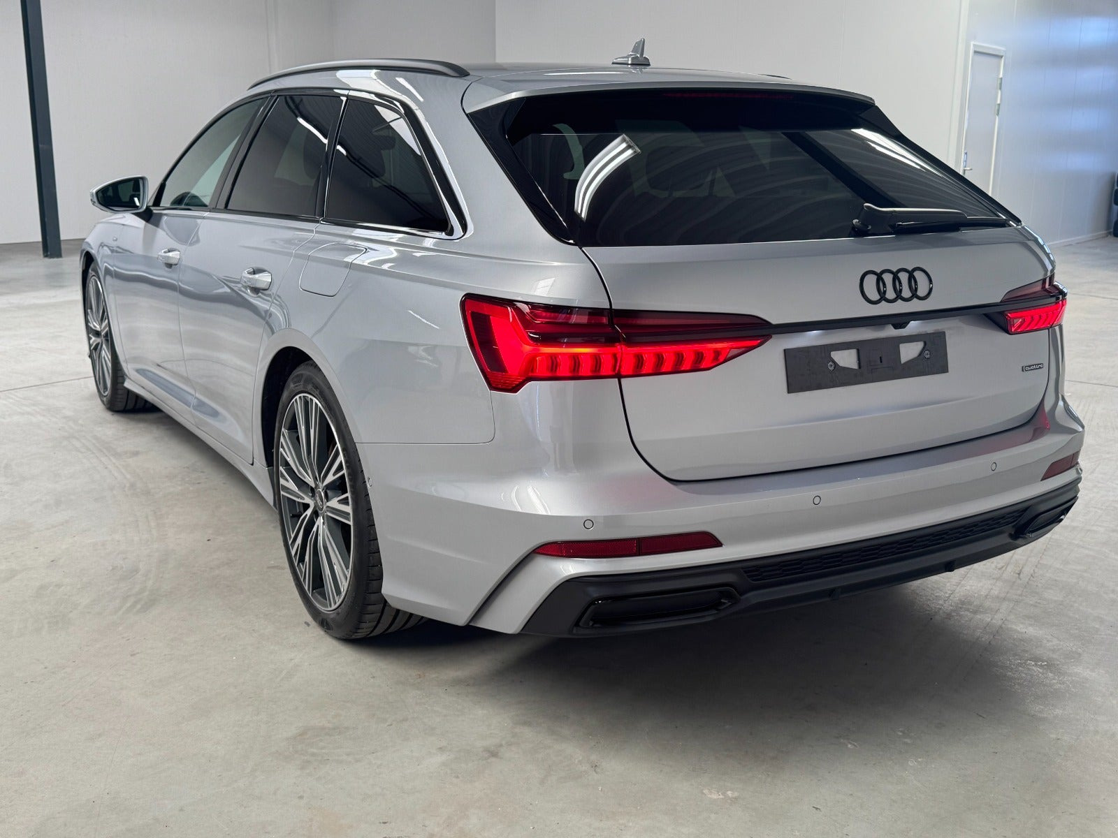 Sølv Audi A6 fra 2023