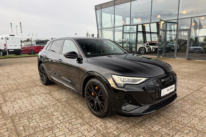 Sort Audi e-tron fra 2023 set udefra