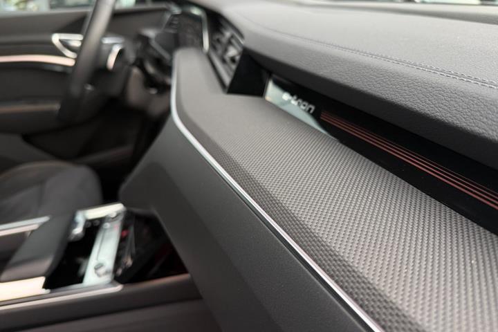 Sort Audi e-tron fra 2023