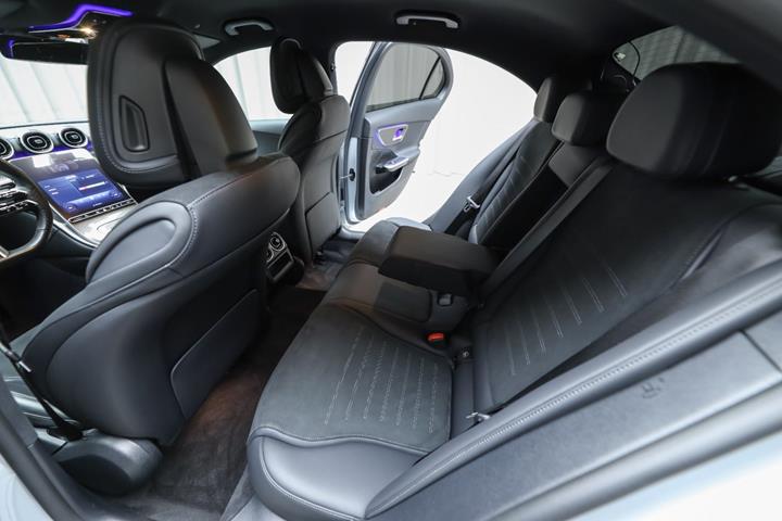 Sølv Mercedes C220 d fra 2024