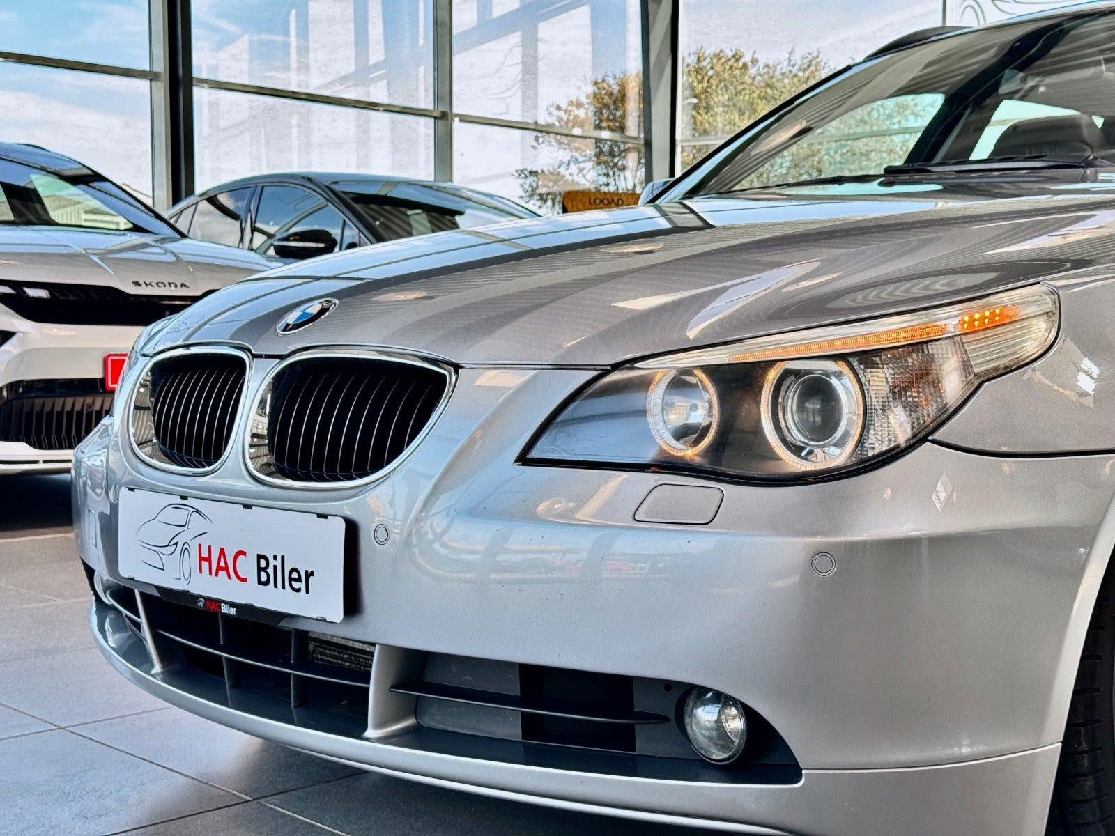 Hvid BMW 525i fra 2005