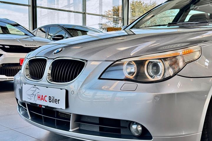 Hvid BMW 525i fra 2005
