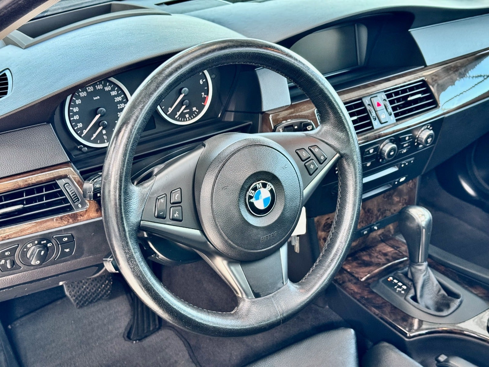 Hvid BMW 525i fra 2005