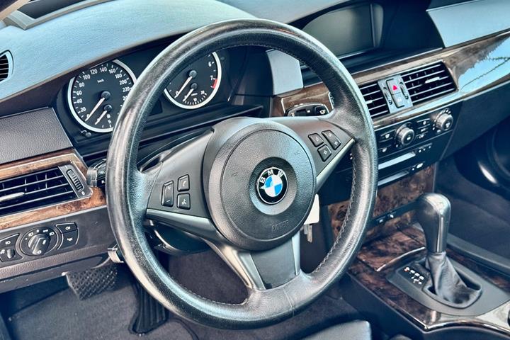 Hvid BMW 525i fra 2005