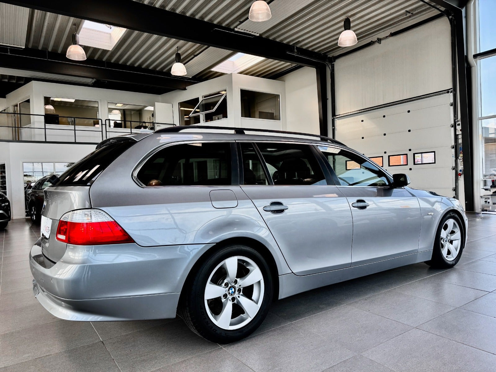 Hvid BMW 525i fra 2005