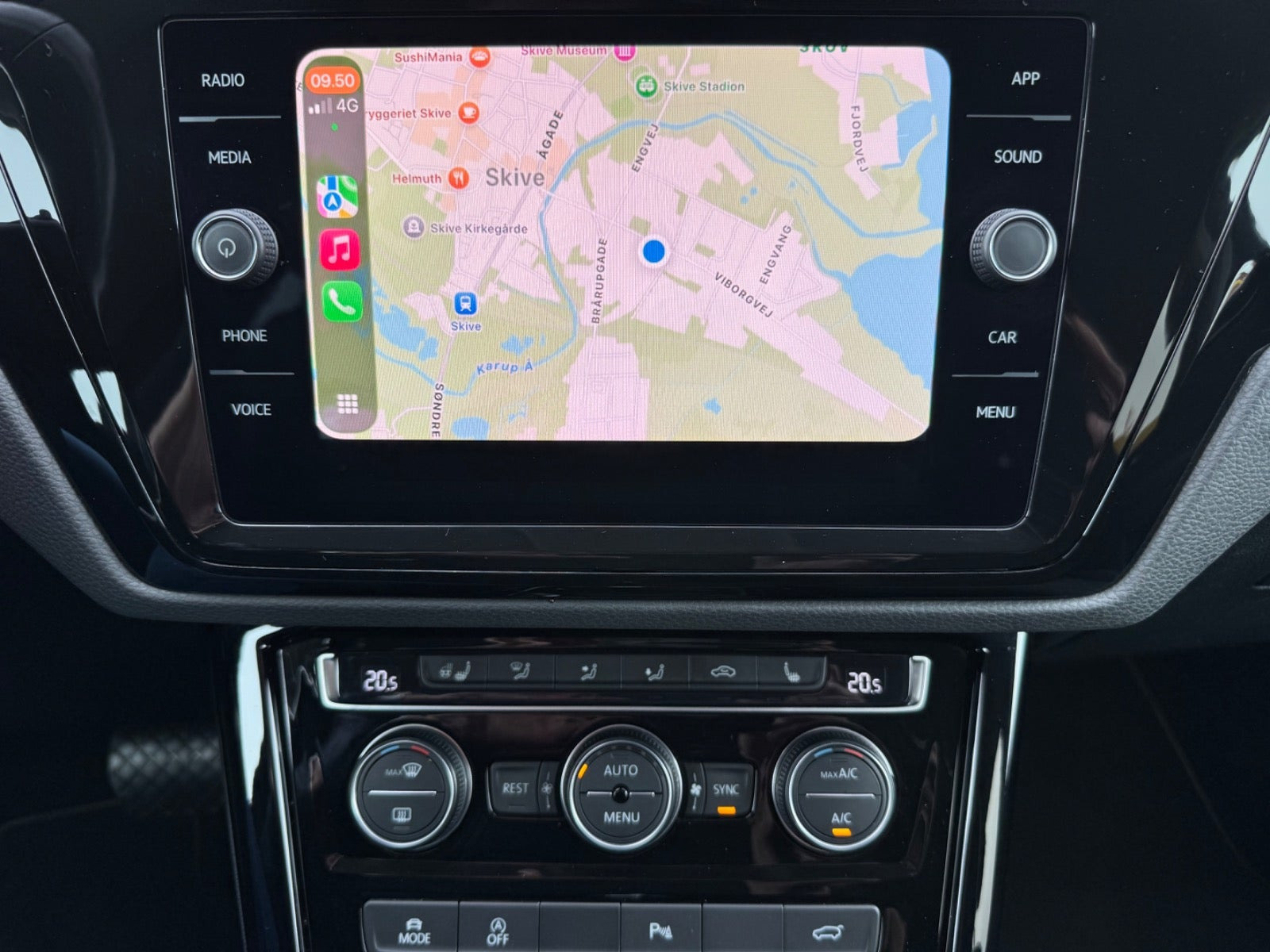 Grå VW Touran fra 2020