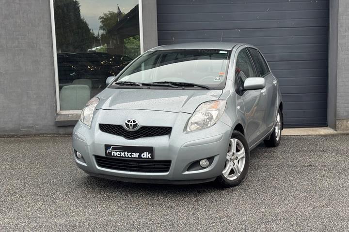 Grå Toyota Yaris fra 2010