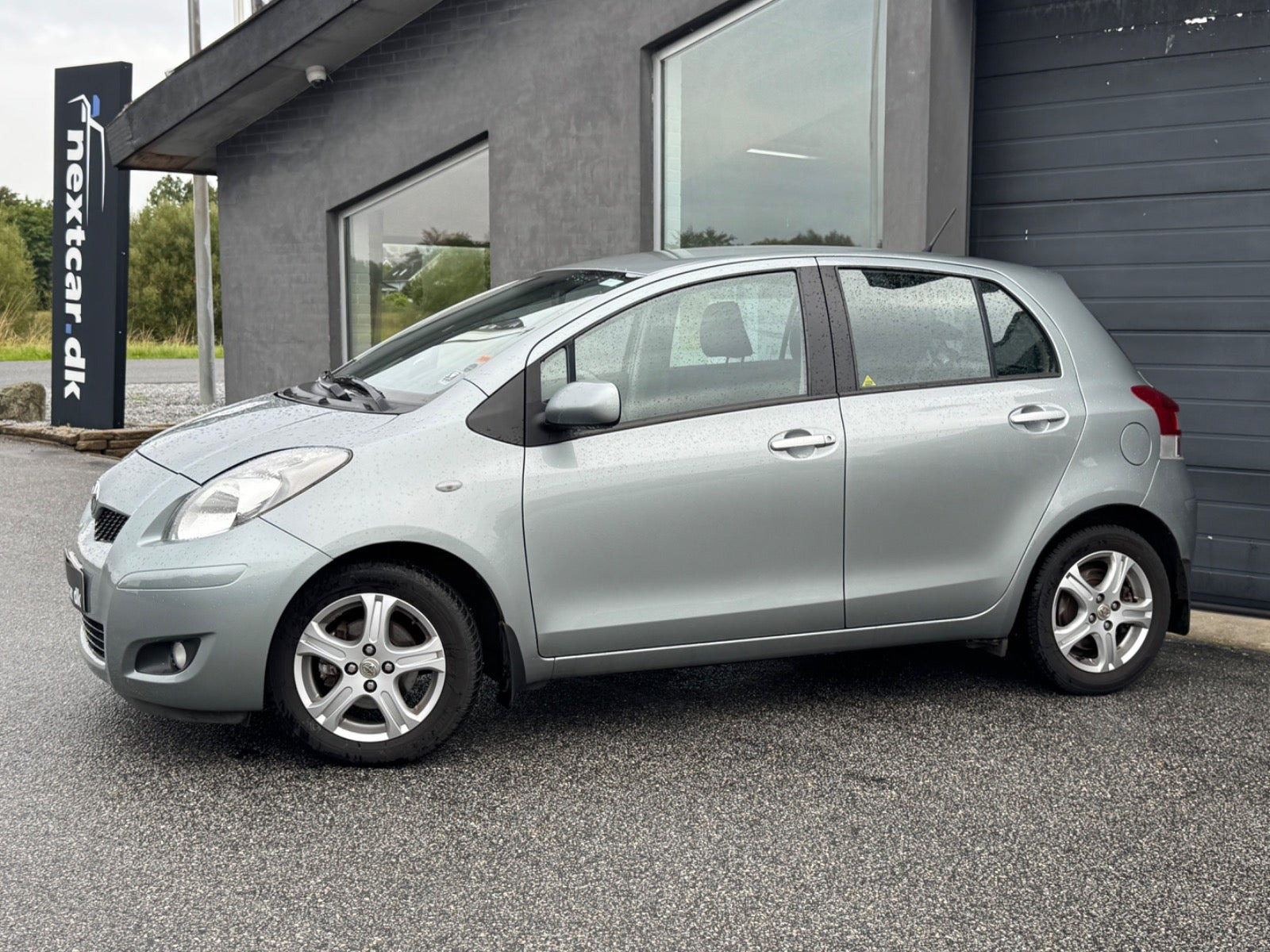 Grå Toyota Yaris fra 2010