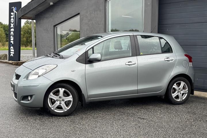 Grå Toyota Yaris fra 2010